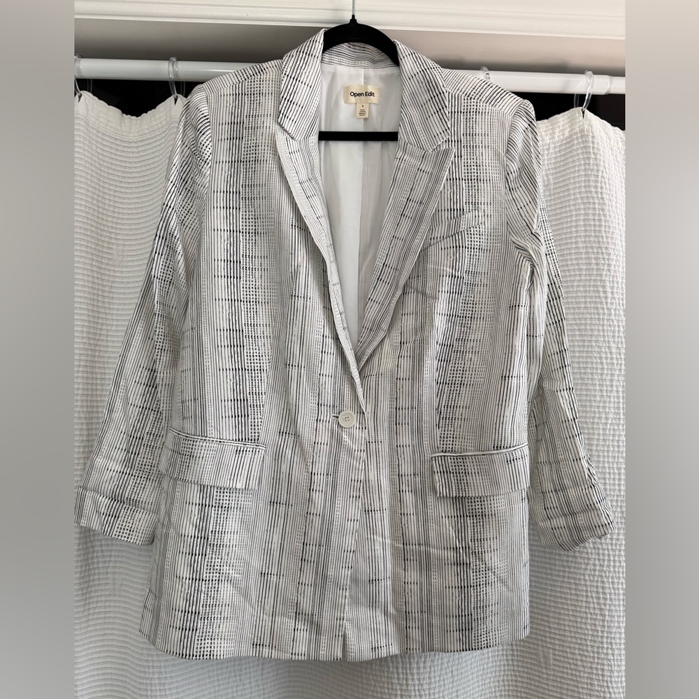 Black and White Blazer with Classic Plaid Design